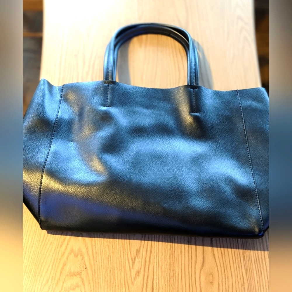 Black leather hand bag with optional strap